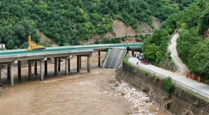 China: Muertos y desaparecidos tras derrumbe de puente en Shangluo