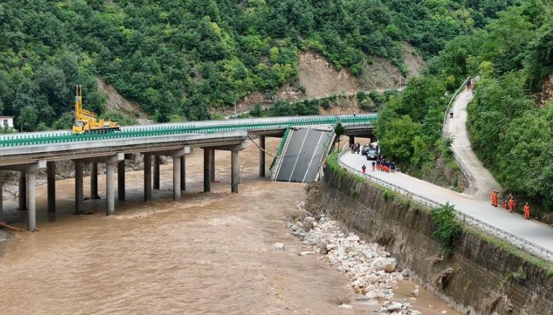 China: Muertos y desaparecidos tras derrumbe de puente en Shangluo