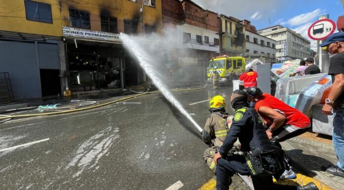 Fuerte incendio en edificio de Medellín, Colombia