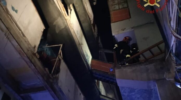 Colapso de balcones en edificio de Nápoles deja muertos y heridos