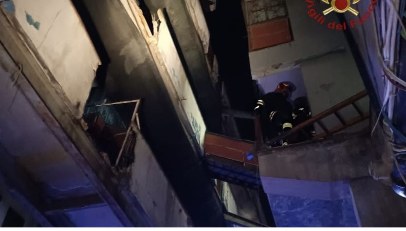 Colapso de balcones en edificio de Nápoles deja muertos y heridos Colapso de balcones en edificio de Nápoles deja muertos y heridos