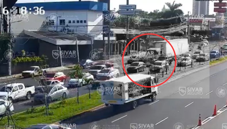 [Video] Tráiler ocasiona accidente en el bulevar Los Próceres