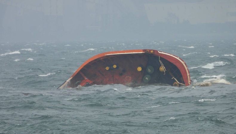 Filipinas: Naufraga buque petrolero en la bahía de Manila
