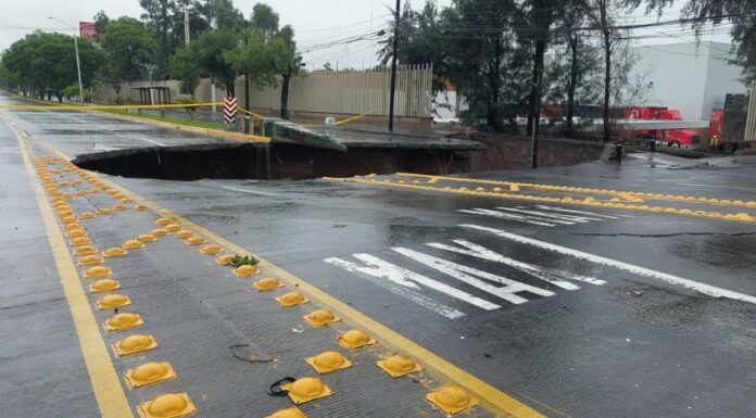 [Video] Lluvias generan enorme socavón en México