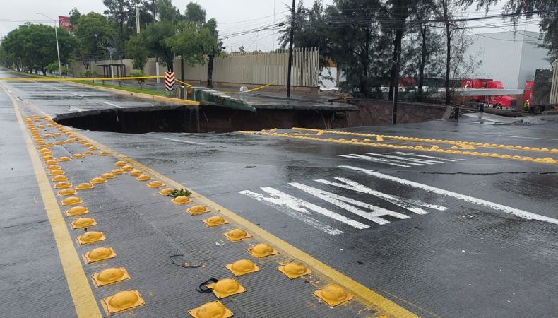 [Video] Lluvias generan enorme socavón en México