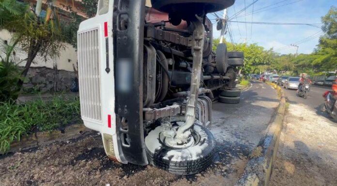 Aparatoso accidente camión vuelca sobre calle Monserrat