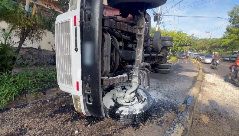 Aparatoso accidente camión vuelca sobre calle Monserrat