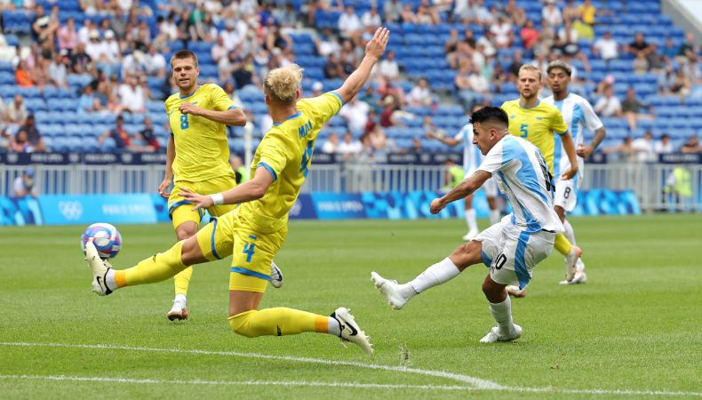 Argentina derrota a Ucrania para asegurar su pase a 4tos de final