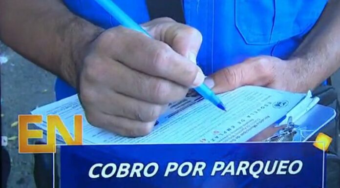 ¡Cobro de parqueos en espacios públicos son multados!