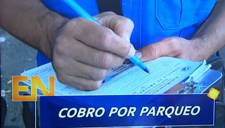 ¡Cobro de parqueos en espacios públicos son multados!