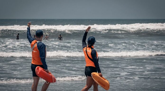 Ahora | Rescatan a una persona arrastrada por corriente de retorno