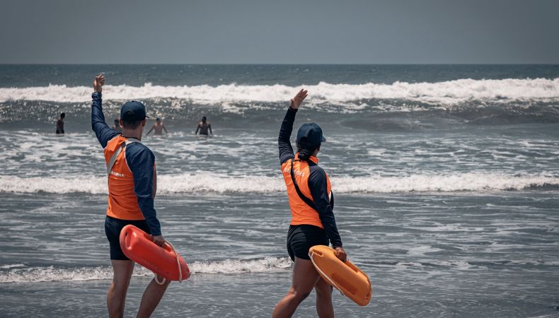 Ahora | Rescatan a una persona arrastrada por corriente de retorno