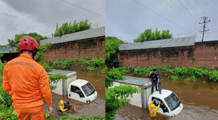Realizan rescate a dos personas por inundación en el distrito de Sonsonate y de Nahulingo, frente a la nueva terminal del municipio.