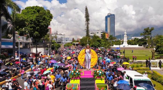 El Desfile del Comercio dio inicio, otra de las tradicionales actividades que se realizan en estas fiestas patronales de San Salvador.