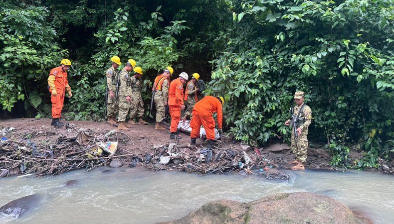 La Fuerza Armada recuperó el cuerpo de una persona que fue arrastrada por una corriente de río en San Rafael Cedros.