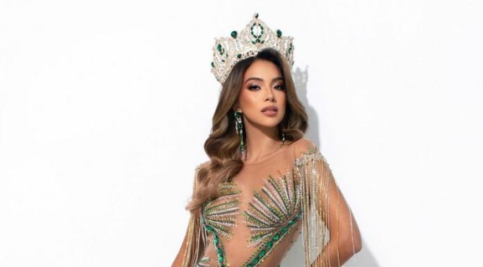 La presentadora de Play, Fátima Calderón, con nostalgia y agradecimiento, entregó su corona a su sucesora en Miss Grand El Salvador.