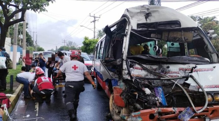 Según reportes de Comandos de Salvamento, al menos 20 personas resultaron lesionadas tras el fuerte accidente de tránsito.