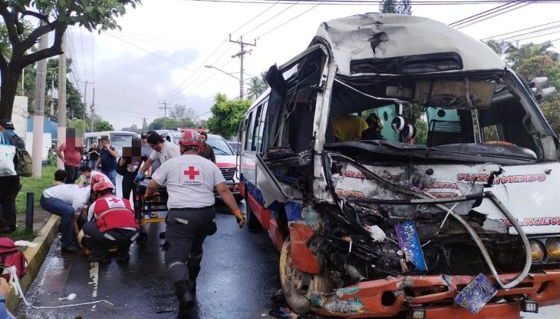 Según reportes de Comandos de Salvamento, al menos 20 personas resultaron lesionadas tras el fuerte accidente de tránsito.