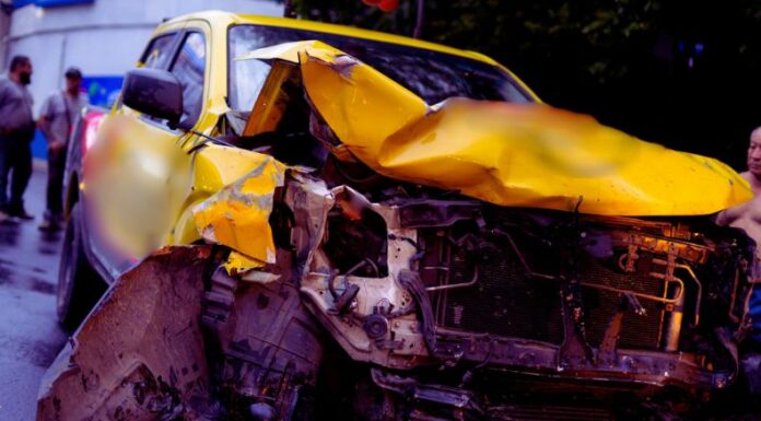 Un grave accidente de tránsito registrado sobre la 49 avenida Sur dejó al menos dos personas fallecidas.