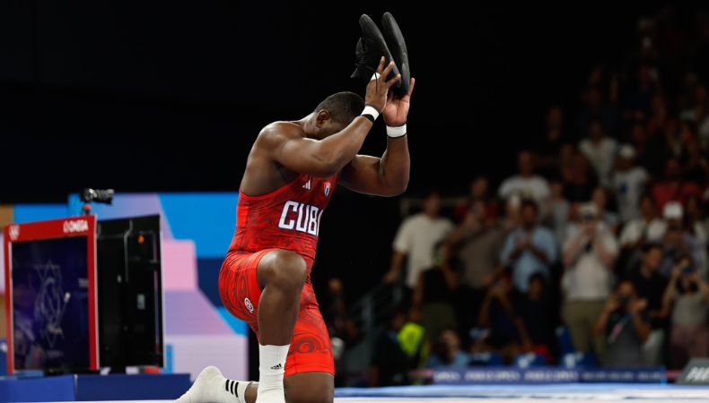 ¡El adiós a una leyenda! Histórico de la lucha grecorromana se retira con emotivo acto