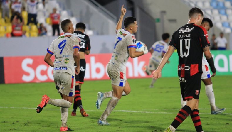En uno de los encuentros más interesantes de la jornada, el Firpo recibió en el Mágico González al Alajuelense, con quien se agarraron a golazos.