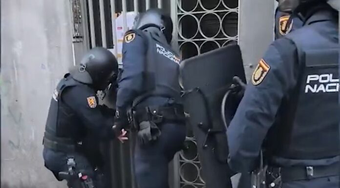 Según las investigaciones policiales, la estructura presuntamente se dedicaba al tráfico de migrantes indios y bolivianos.