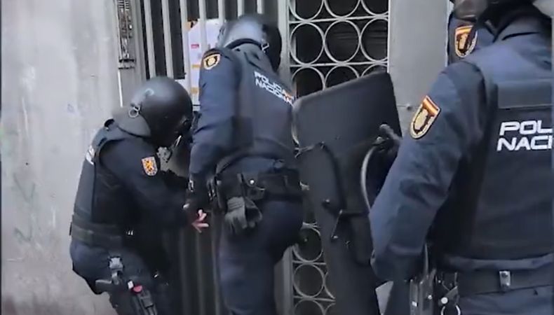 Según las investigaciones policiales, la estructura presuntamente se dedicaba al tráfico de migrantes indios y bolivianos.