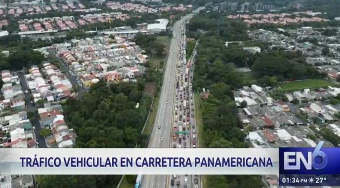 El colapso de un poste telefónico ha complicado el paso vehicular en la carretera Panamericana, en el tramo Los Chorros.