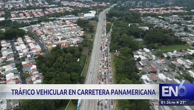 El colapso de un poste telefónico ha complicado el paso vehicular en la carretera Panamericana, en el tramo Los Chorros.
