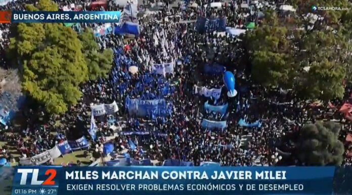 En Argentina, miles de personas se unieron en una manifestación masiva contra el gobierno del mandatario Javier Milei.