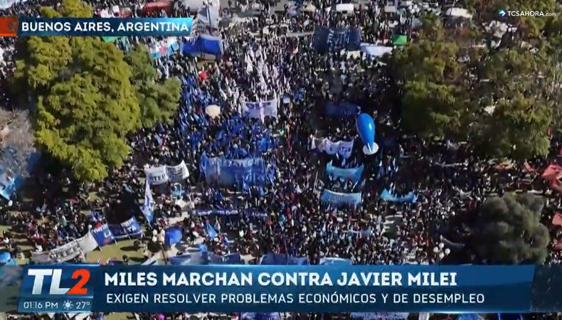 En Argentina, miles de personas se unieron en una manifestación masiva contra el gobierno del mandatario Javier Milei.