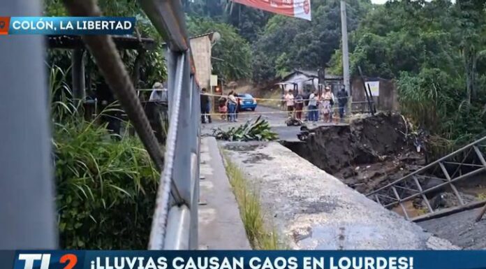 Debido a las intensas lluvias se desbordó el puente de la comunidad Verá Cruz de Lourdes, Colón, La Libertad.