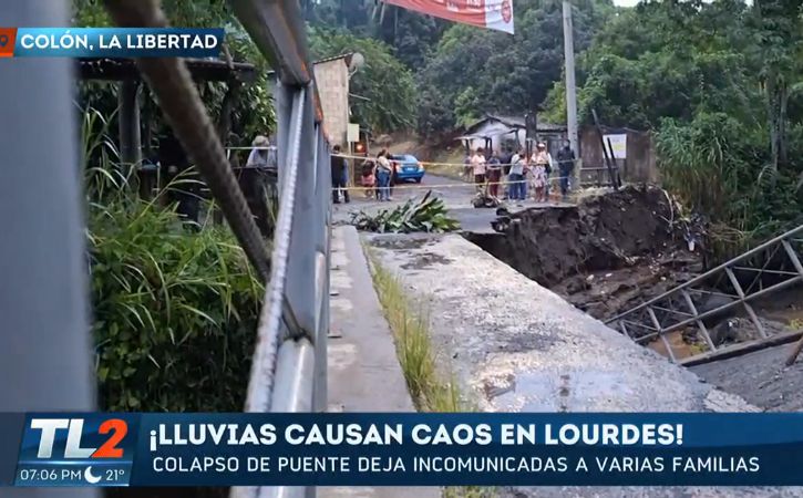 Debido a las intensas lluvias se desbordó el puente de la comunidad Verá Cruz de Lourdes, Colón, La Libertad.