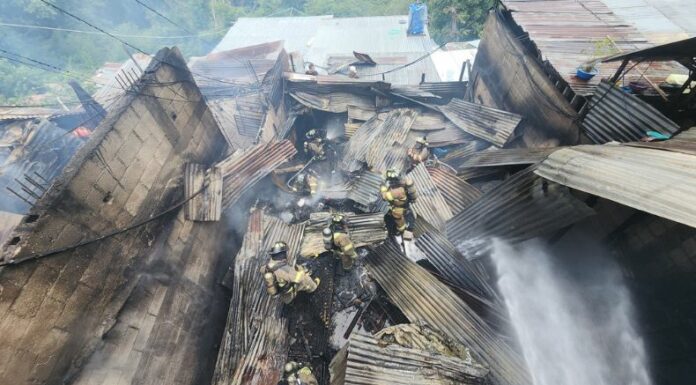Elementos de Bomberos Voluntarios sofocaron un incendio estructural, que consumió tres viviendas, en la zona 18 de Ciudad de Guatemala.