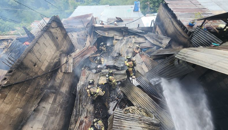 Elementos de Bomberos Voluntarios sofocaron un incendio estructural, que consumió tres viviendas, en la zona 18 de Ciudad de Guatemala.