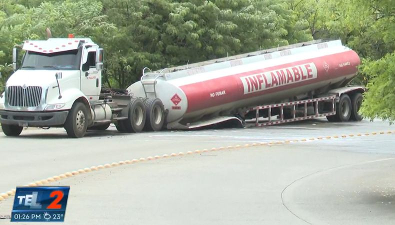 Un accidente de tránsito, protagonizado por una rastra, se reporta en el paso a desnivel, intersección con el bulevar Monseñor Romero.