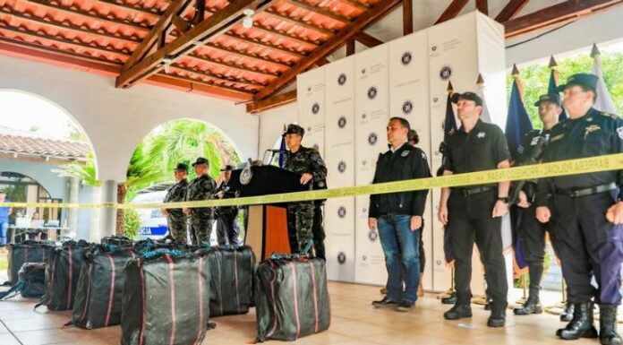 Realizaron presentación de las más reciente incautación de droga, al suroeste de la Bocana El Cordoncillo, en el Estero de Jaltepeque.