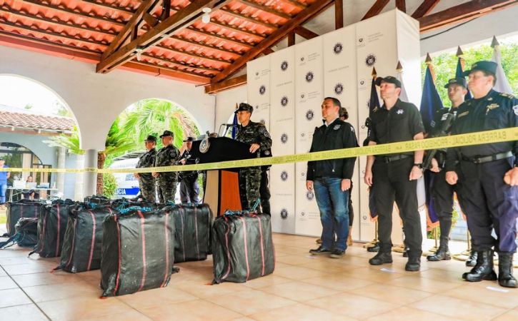 Realizaron presentación de las más reciente incautación de droga, al suroeste de la Bocana El Cordoncillo, en el Estero de Jaltepeque.