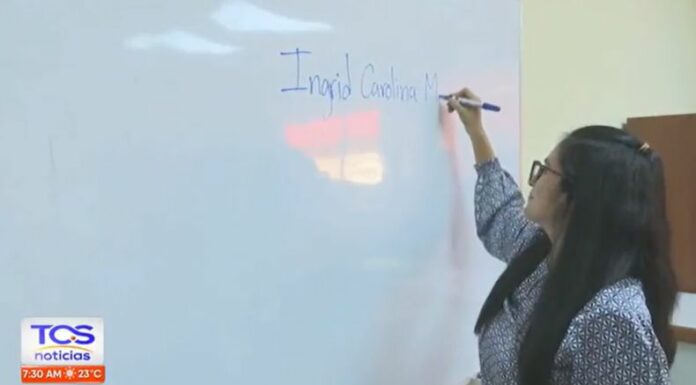 Ingrid Carolina Martínez es la primera Doctora en Matemáticas, una profesional que se ha convertido en un ejemplo a seguir para muchos estudiantes de la UES.