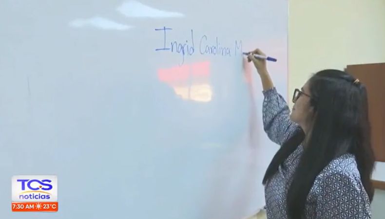 Ingrid Carolina Martínez es la primera Doctora en Matemáticas, una profesional que se ha convertido en un ejemplo a seguir para muchos estudiantes de la UES.