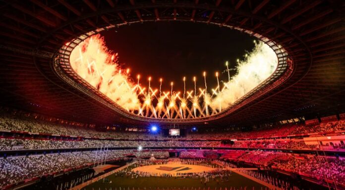 La ciudad de París se despide y le cede a la batuta a Los ángeles como próximo cede de los siguientes Juegos Olímpicos.