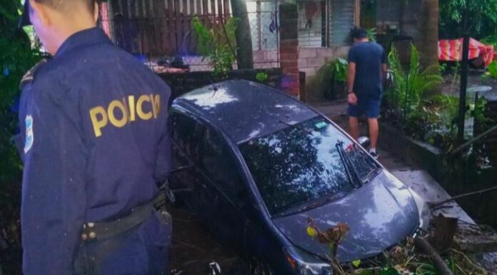 Autoridades policiales informaron que un vehículo fue arrastrado por una corriente sobre el cantón Santa Rosa Quezaltepeque.