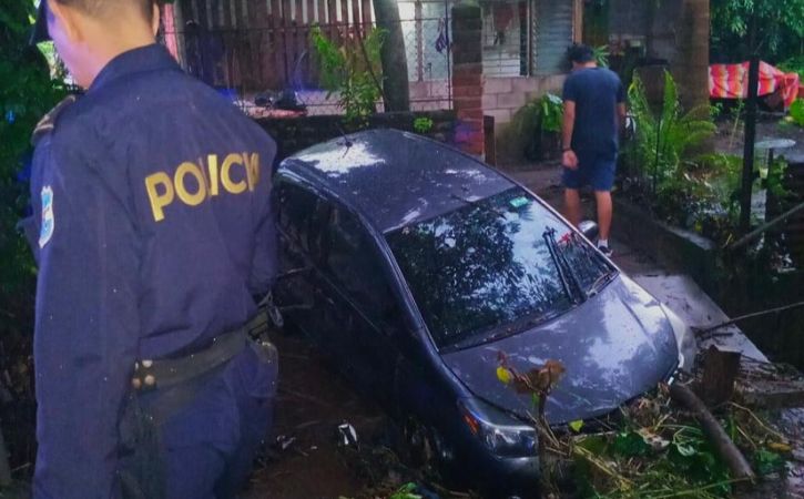Autoridades policiales informaron que un vehículo fue arrastrado por una corriente sobre el cantón Santa Rosa Quezaltepeque.