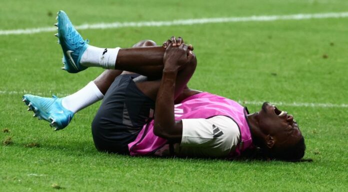 El mediocampista francés, Eduardo Camavinga, salió lesionado del entrenamiento del martes previo a la final de la Supercopa de Europa.