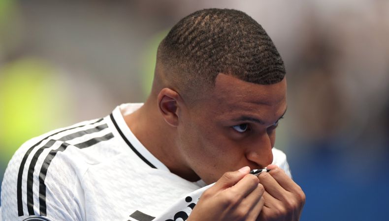 Enorme tanto del nuevo y gran figura del Real Madrid, y es que Mbappé consiguió el segundo del compromiso para los merengues.