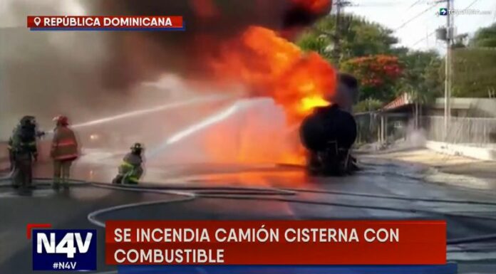 Así quedó un camión cisterna que explotó en plena carretera del municipio La Vega, República Dominicana.