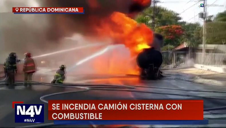 Así quedó un camión cisterna que explotó en plena carretera del municipio La Vega, República Dominicana.