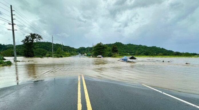 Este día, Ernesto se ha fortalecido hasta convertirse en un huracán de categoría 1, al norte de Puerto Rico.