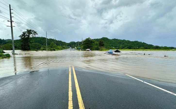 Este día, Ernesto se ha fortalecido hasta convertirse en un huracán de categoría 1, al norte de Puerto Rico.