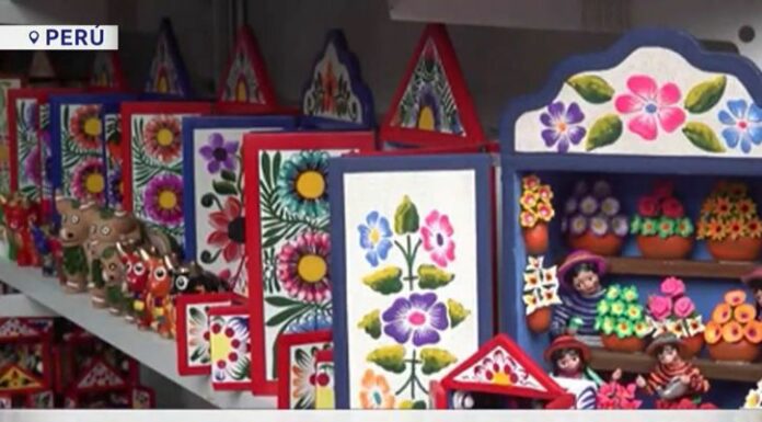 Peruanos organizan una feria de artesanos en el distrito de Miraflores, al sur de Lima, para mantener vivas sus tradiciones.